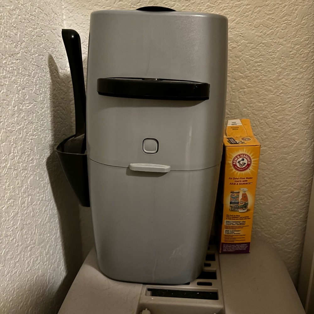 Litter genie with scooper